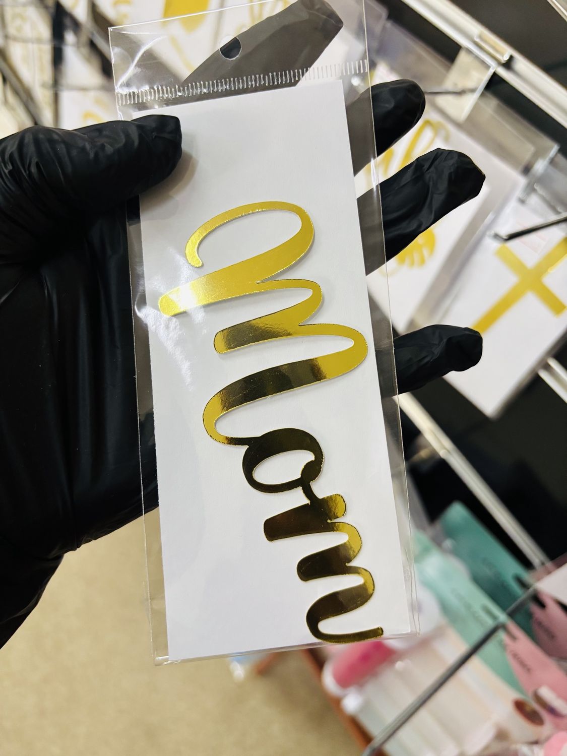 Cardstock charm: Mom (gold)