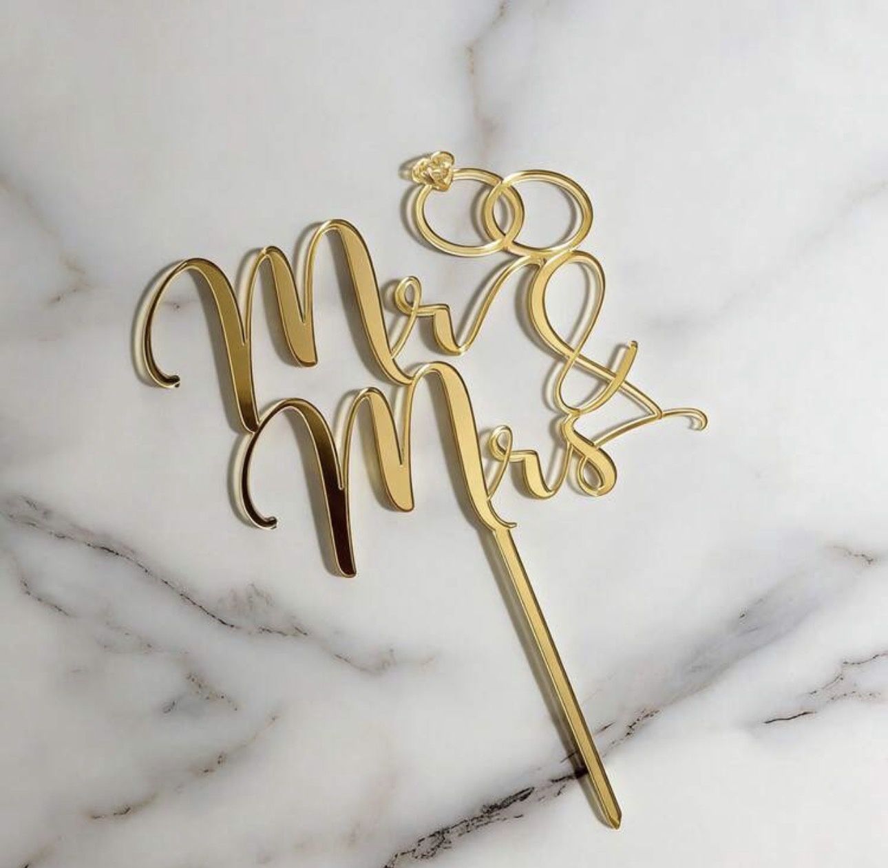 Acrylic Mr &amp; Mrs with rings (gold)