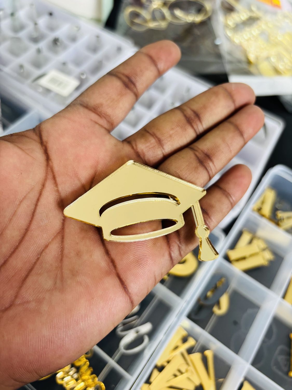 Acrylic graduation hat cupcake charm (gold)