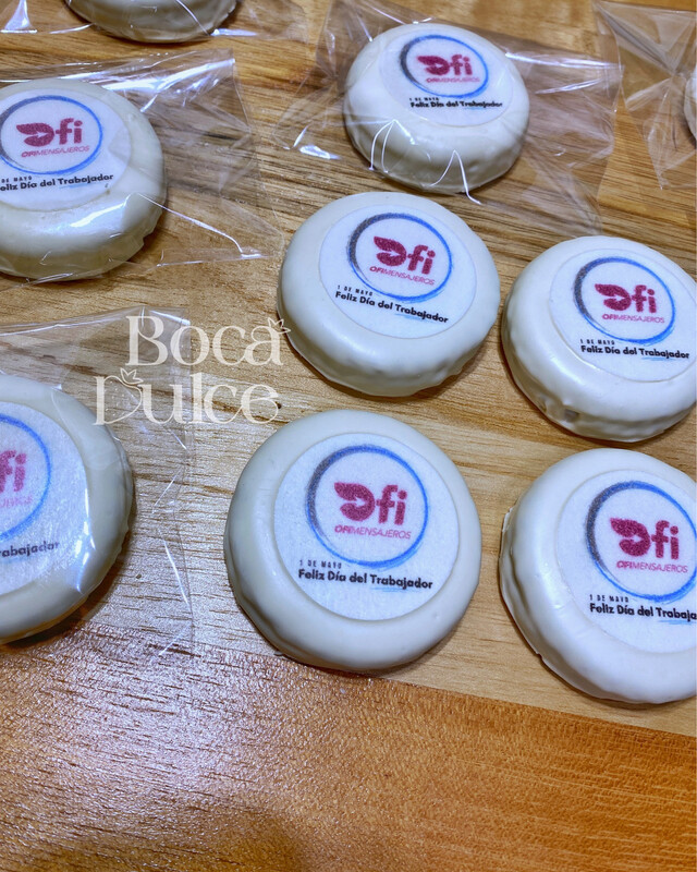 Alfajores cubiertos con chocolate y decorados