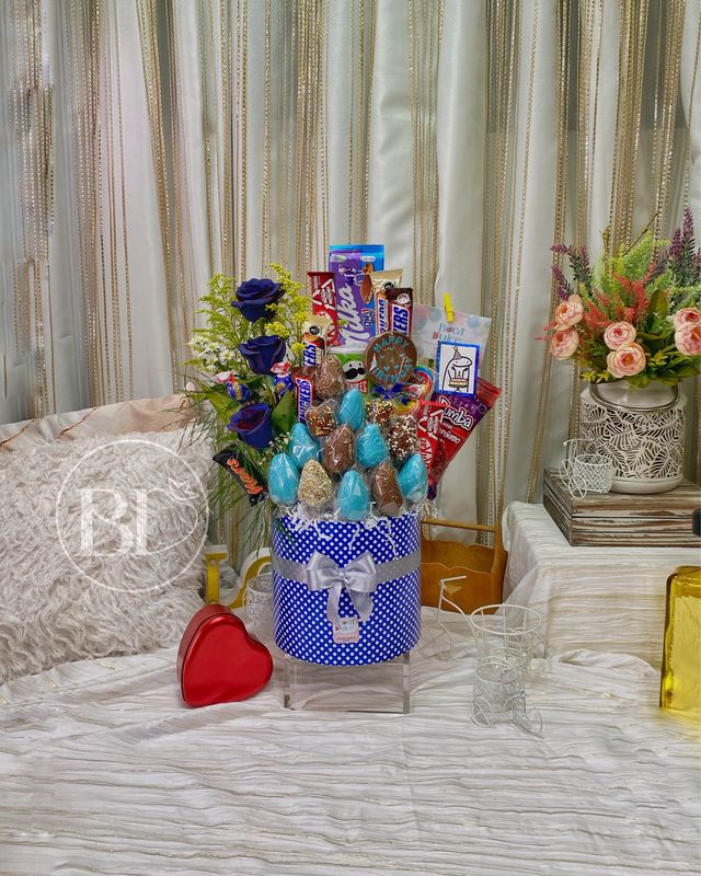Frutal Celebración + 3 rosas