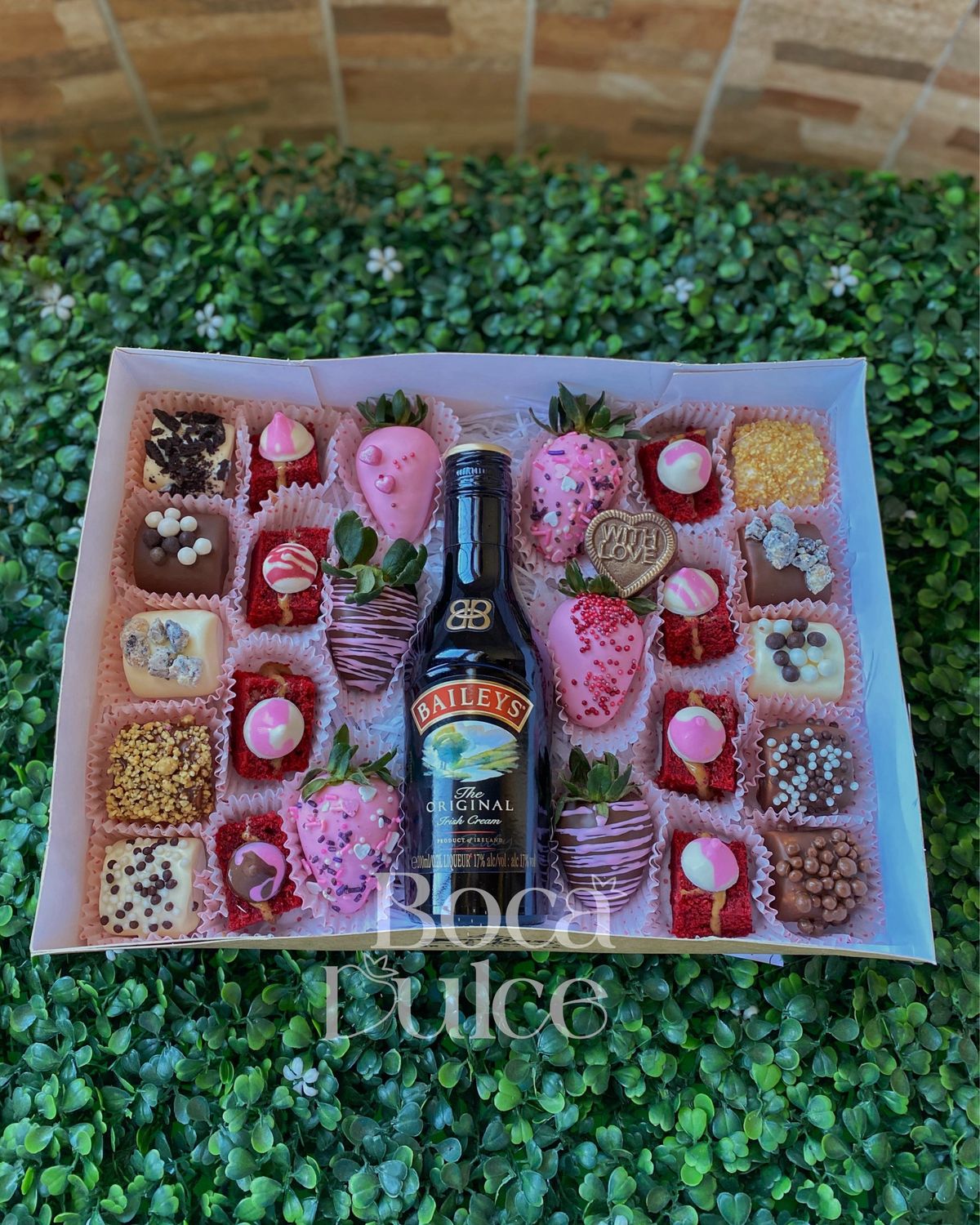 Caja Colibrí: Fresas, Mini Cakes y Baileys