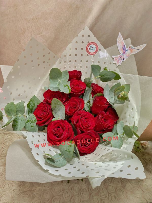 BOUQUET O RAMO DE 12 ROSAS