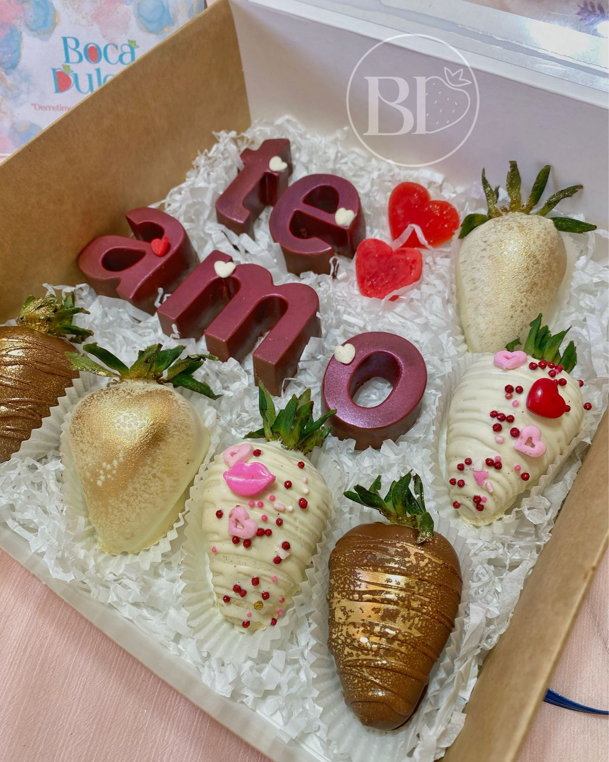 Caja con Letras de Chocolate y Fresas