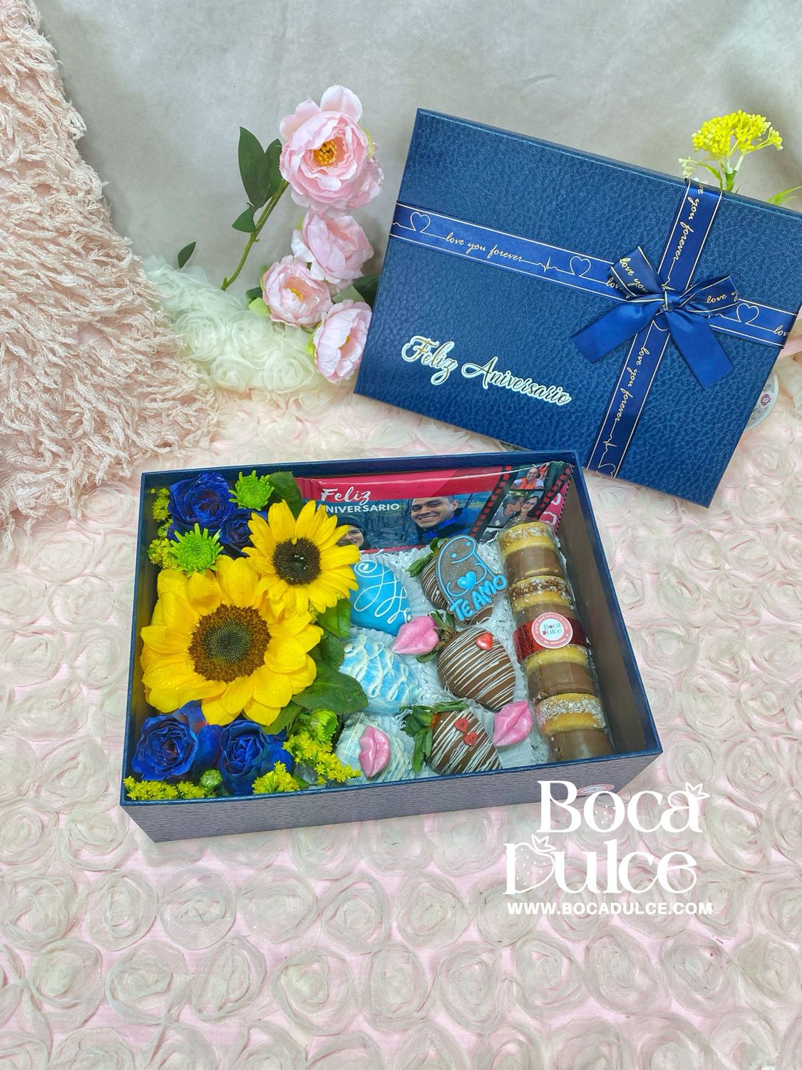 CAJA CELEBREMOS JUNTOS CON FLORES, FRESAS Y CHOCOLATES