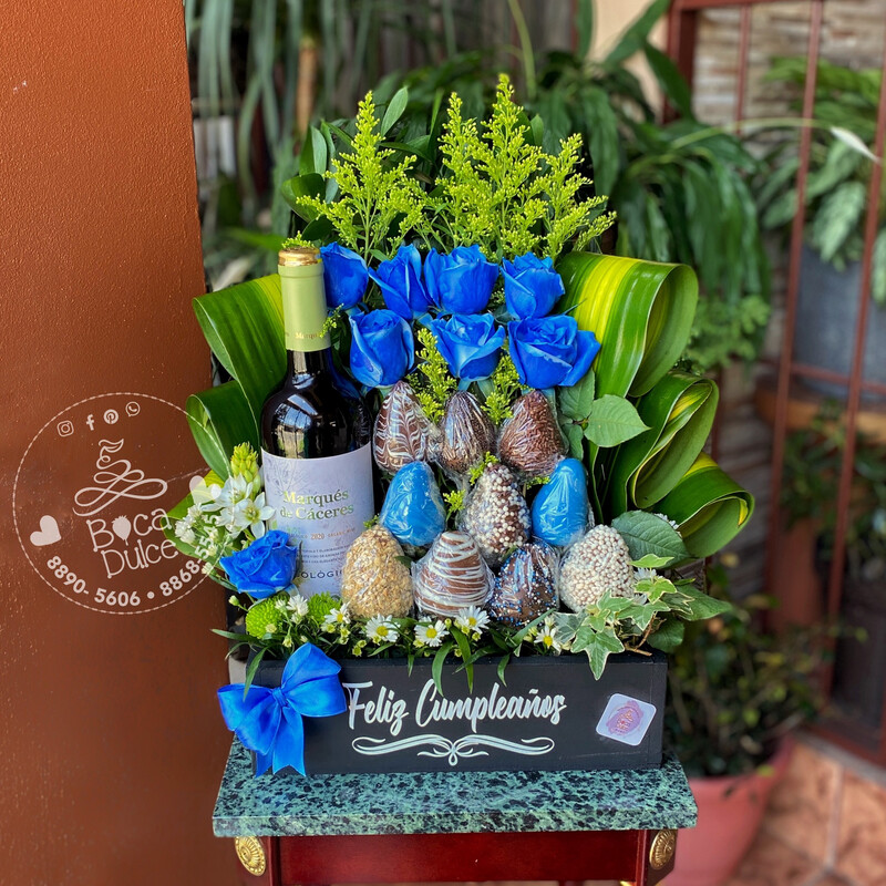 Caja elegante de madera con botella de vino, rosas y fresas - Celebración