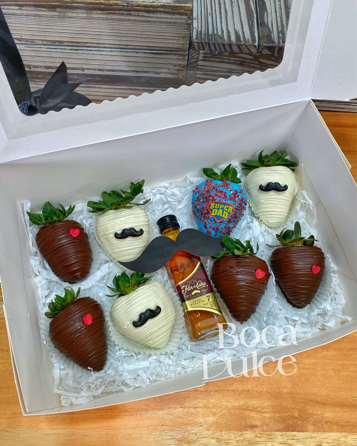 Caja Clásica: Fresas y Miniatura de Licor