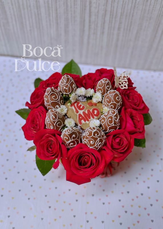 Caja Corazón: Rosas y Fresas con Chocolate