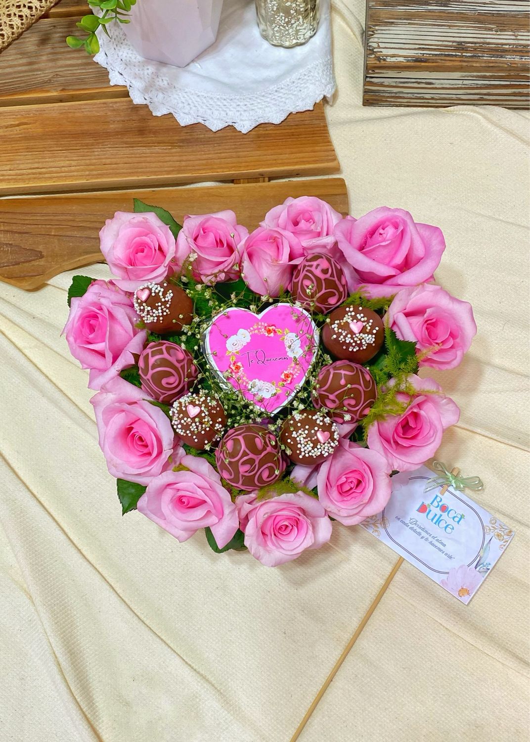 Caja Corazón: Rosas y Fresas con Chocolate