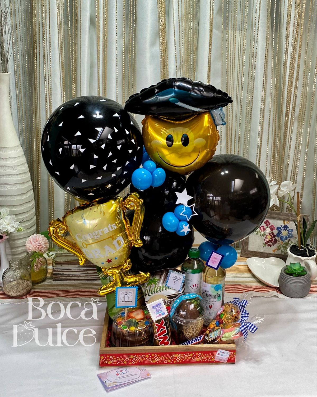 Caja de madera con globos, bebidas snacks, Fresas, maní, gomitas, mi cake - celebración de graduación