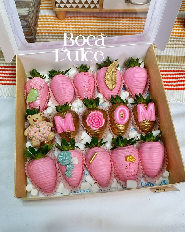 15 FRESAS EN CAJA CUBIERTAS CON CHOCOLATE Y DECORADAS MI REINA
