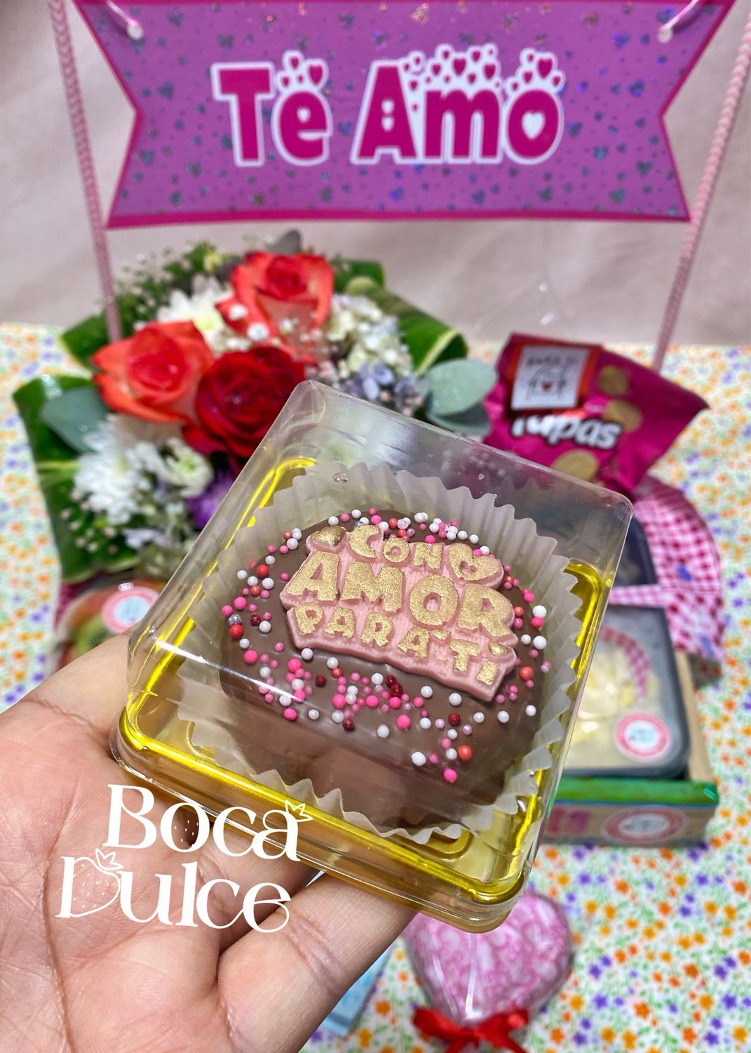 Alfajores cubiertos con chocolate y decorados