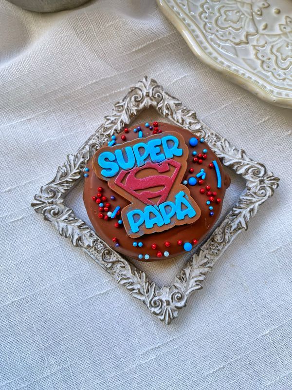 Alfajores cubiertos con chocolate y decorados