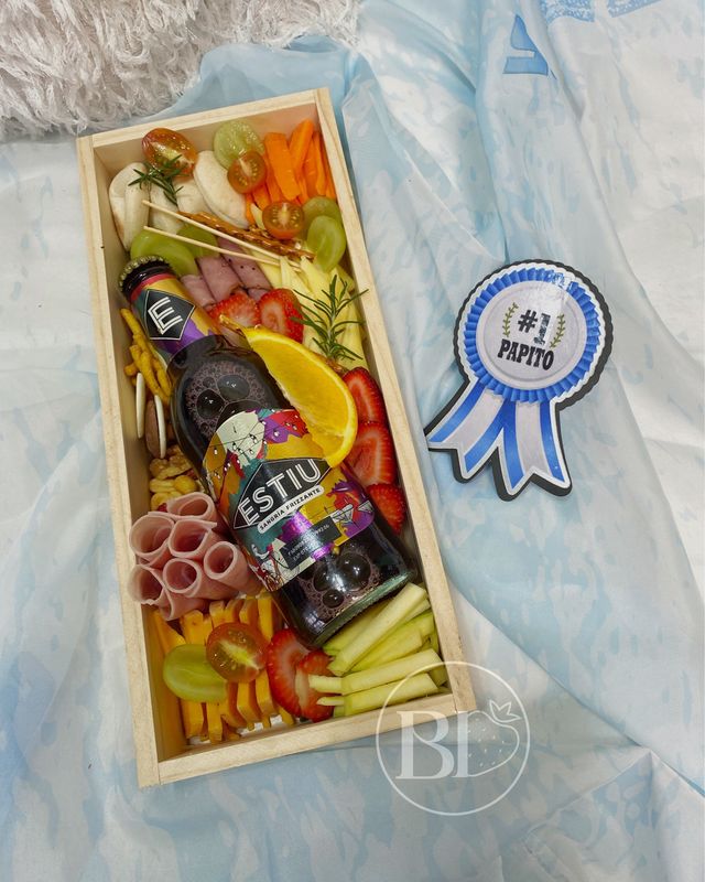 Caja de Regalo "Brindis Gourmet" (Charcutería y Bebida)