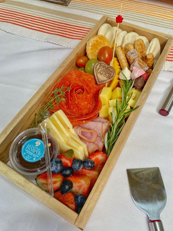 Caja Gusto Personal – Mini Tabla de Charcuteria en Madera