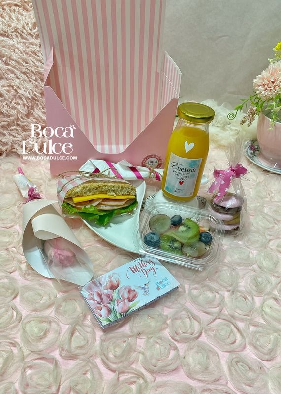 Brunch Empresarial Orquídea: Caja de Desayuno Dulce y Salado