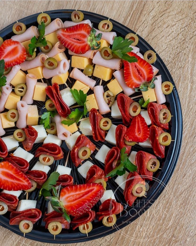 Bandeja de Bocas Gourmet: 50 Pinchos de Charcutería y Queso Artesanal