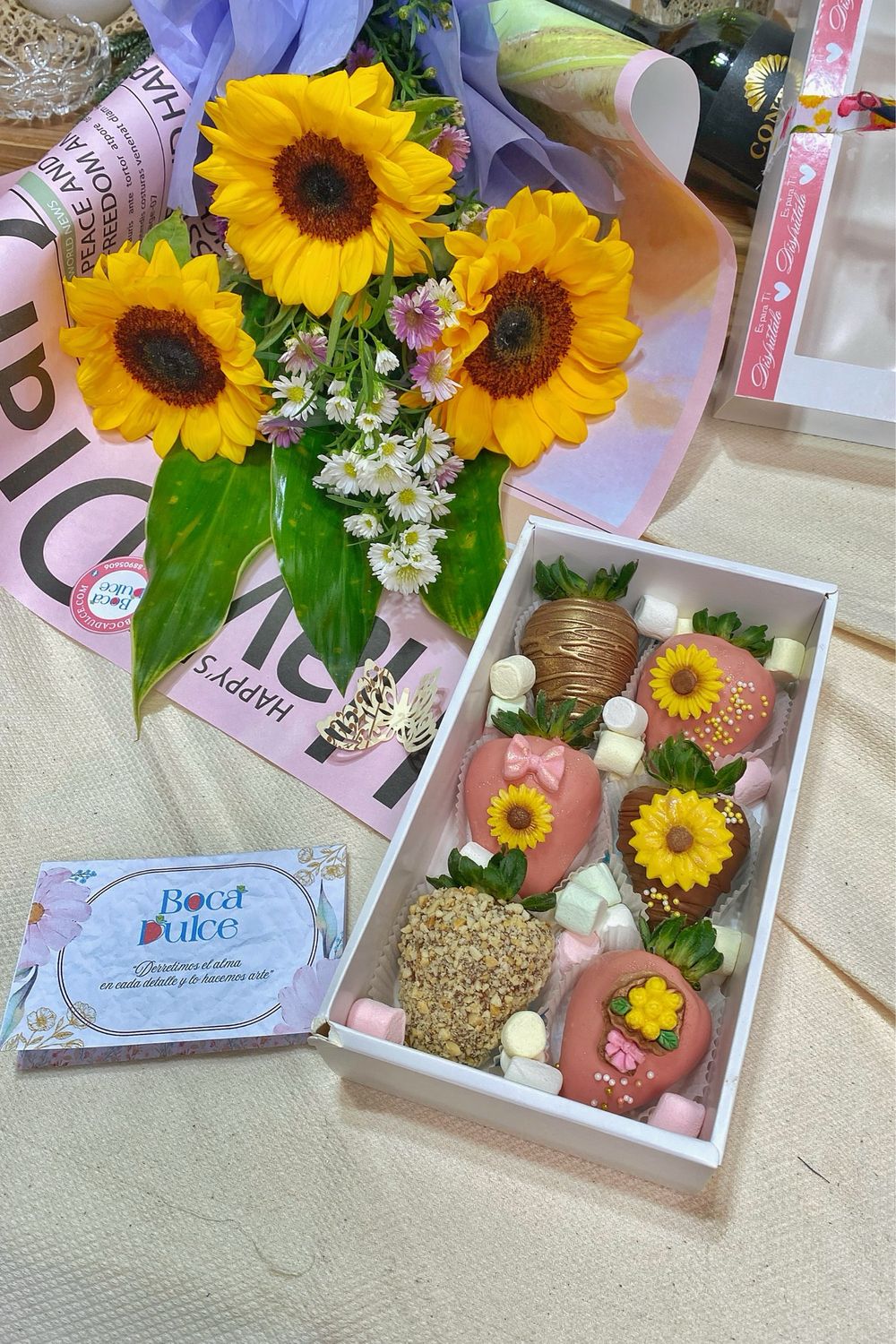 Caja Girasoles: 6 Fresas y 3 Flores de Girasol