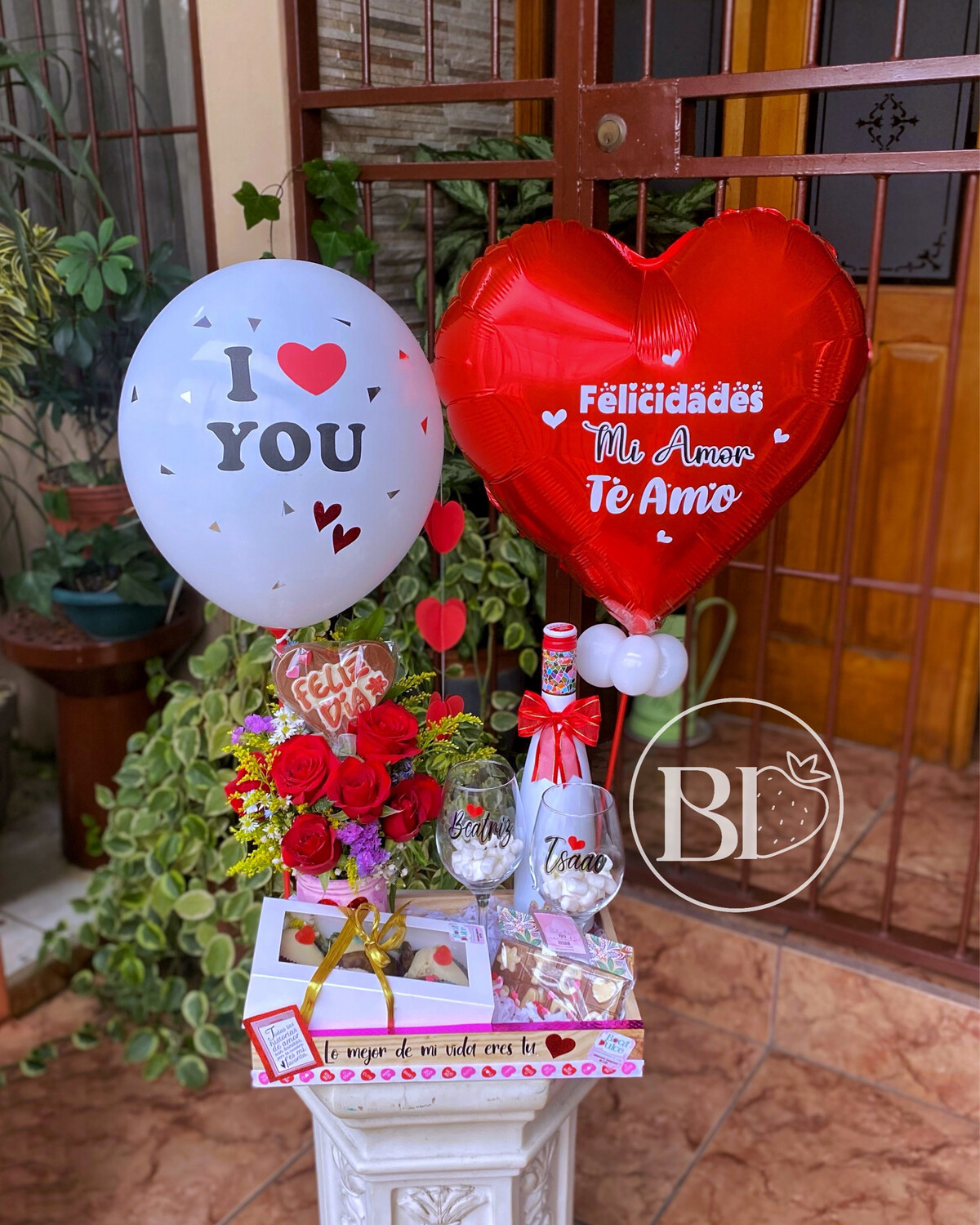 Lovers Box – Caja Romántica con Fresas, Rosas, Sangría y Globos
