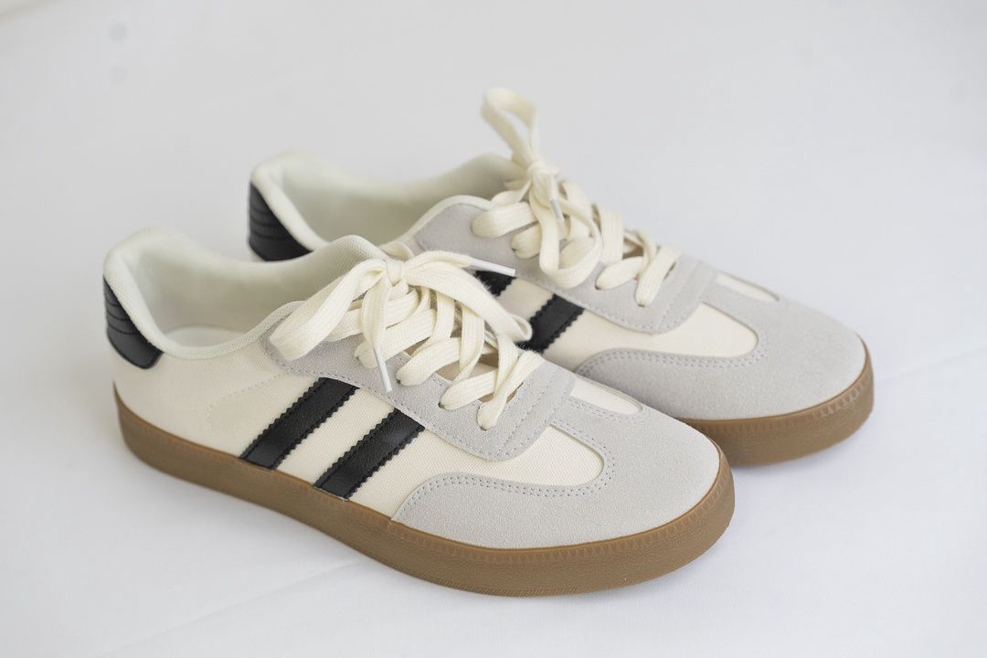 Striped Lace-up Flat Sneakers