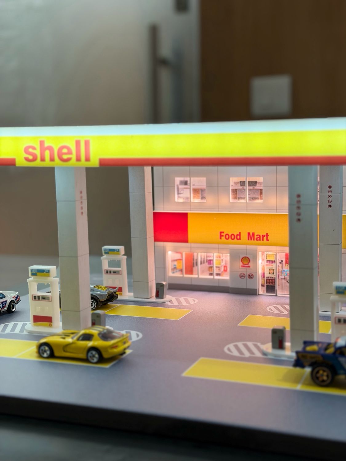 1:64 Scale Shell Gas Station Diorama – LED Light-Up Acrylic Diecast Display Scene