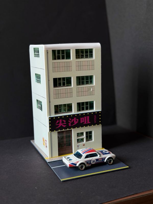 1:64 Scale Apartment Building Diorama – High-Rise Urban Diecast Display