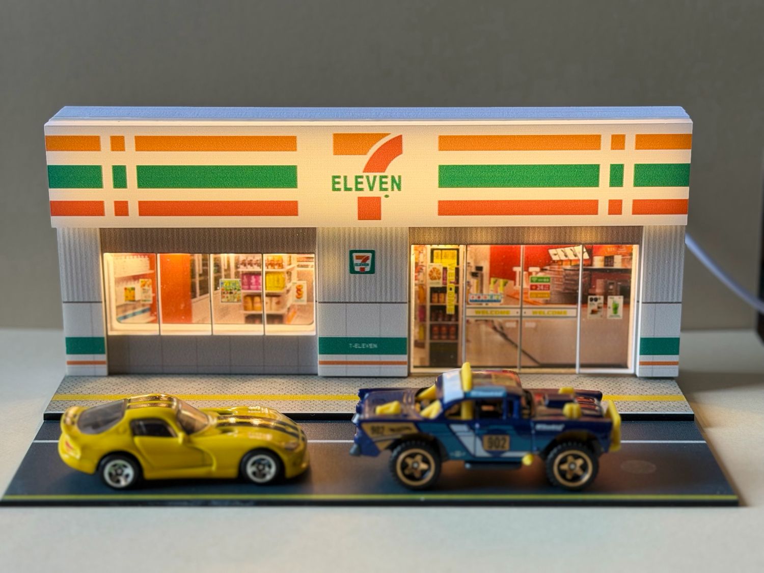 1:64 Scale Convenience Store Diorama – LED Light-Up 7-Eleven Style Street Scene