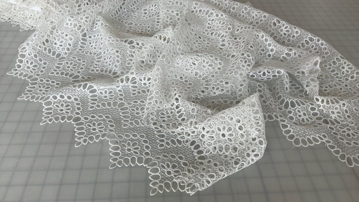 12394 - 50” 100% Polyester - white lace Online