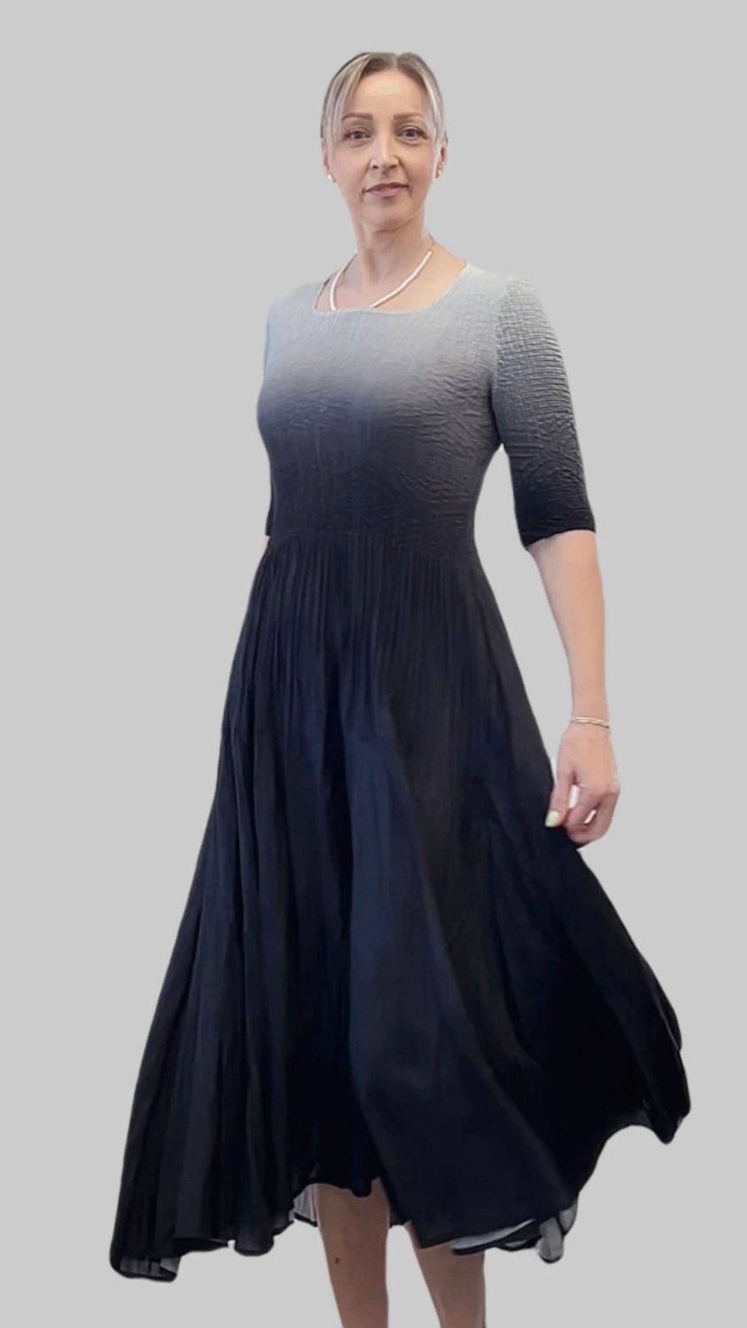 Ellyndale Pleated dress with 3/4 sleeves Ombre effect (Black)