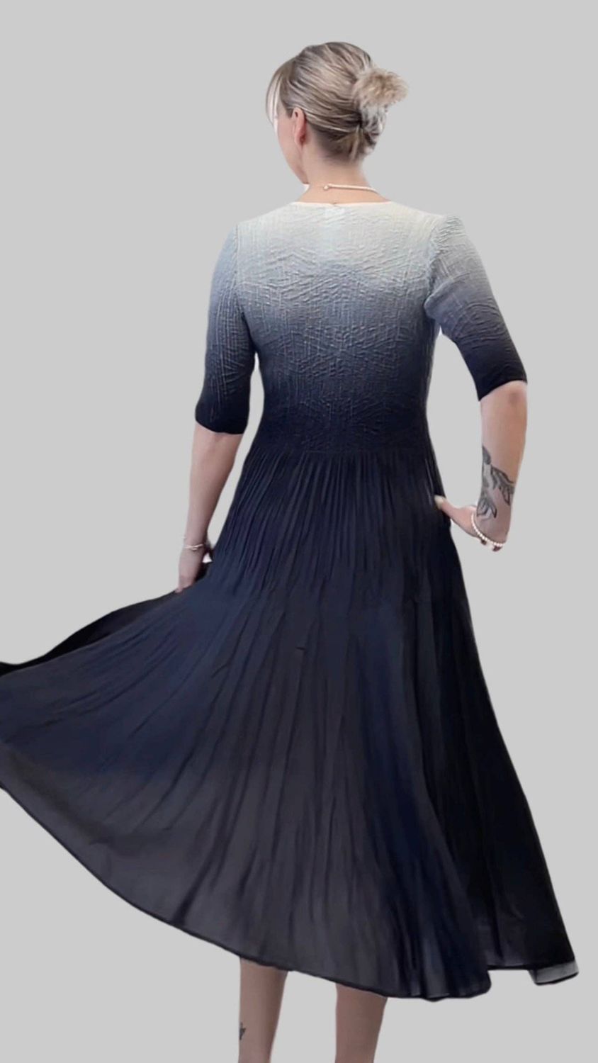 Ellyndale Pleated dress with 3/4 sleeves Ombre effect (Black)