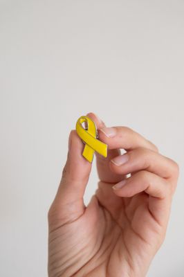 pin's ruban jaune