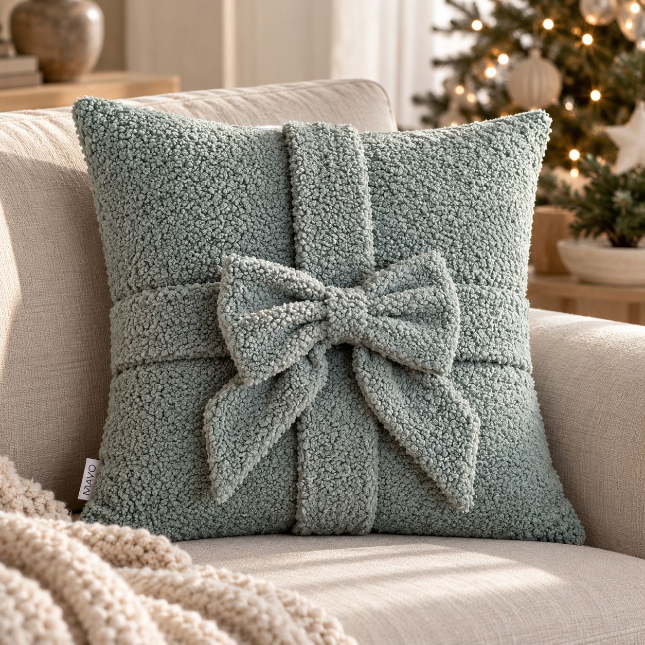 MAVO GIFT – Poduszka bouclé z ozdobną kokardą
