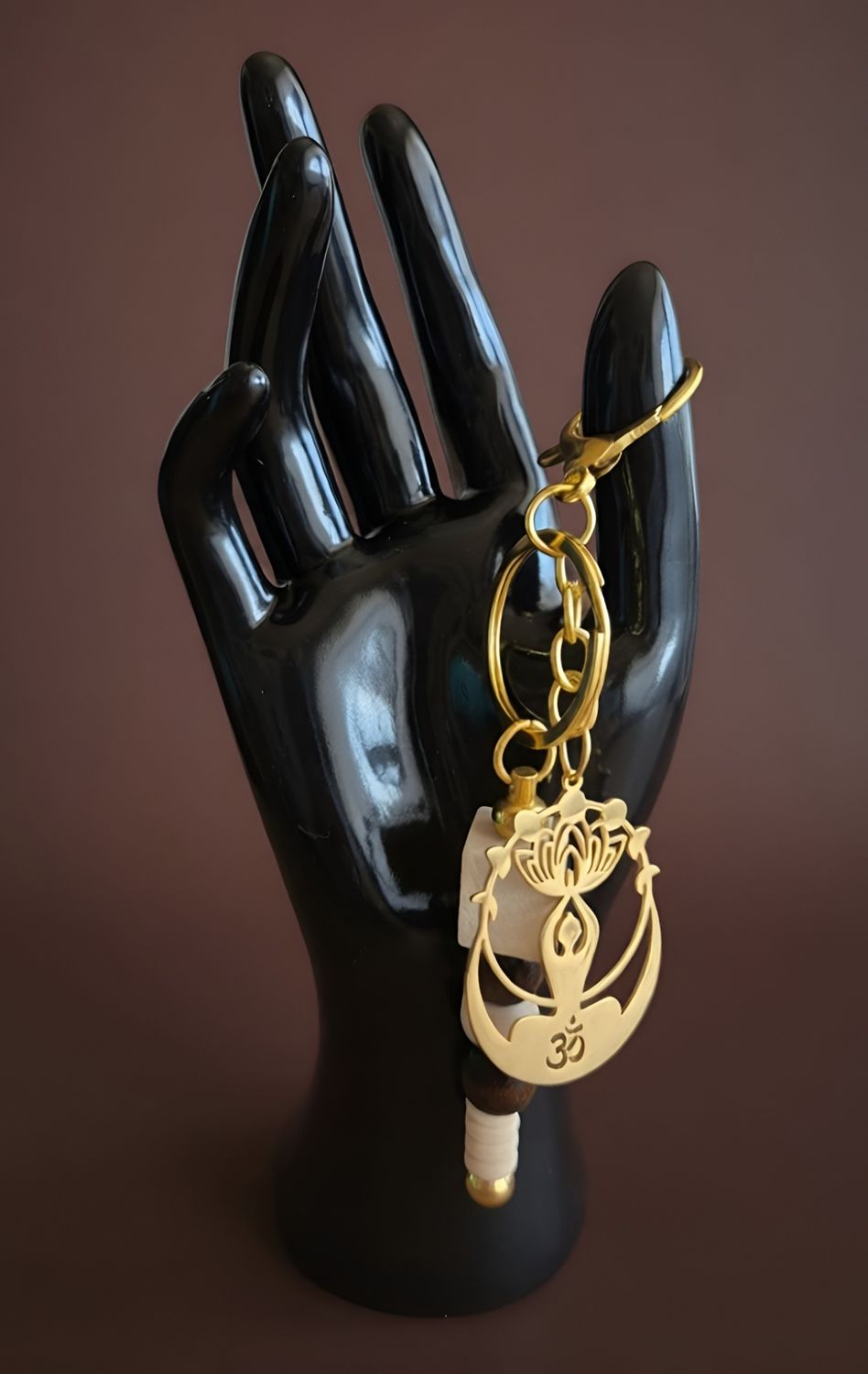 Handgefertigter Schlüsselanhänger „Lotus &amp; Om“