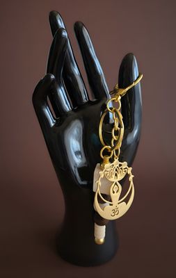 Handgefertigter Schlüsselanhänger „Lotus & Om“ Handgefertigter Schlüsselanhänger „Lotus & Om“