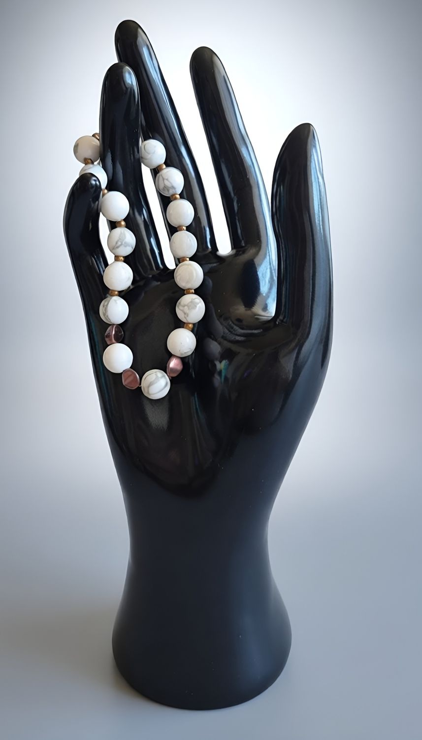Handgefertigtes Armband aus weißem Howlith