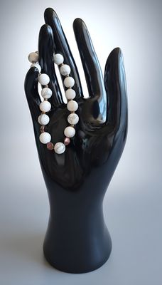 Handgefertigtes Armband aus weißem Howlith Handgefertigtes Armband aus weißem Howlith