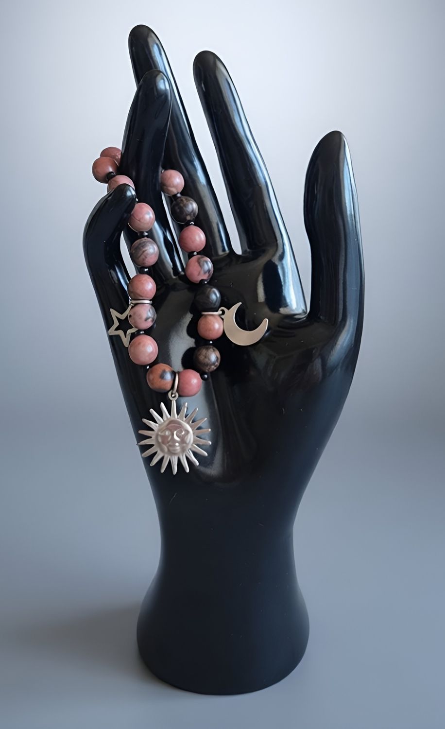 Handgefertigtes Rhodonit-Armband – Sonne, Mond &amp; Stern