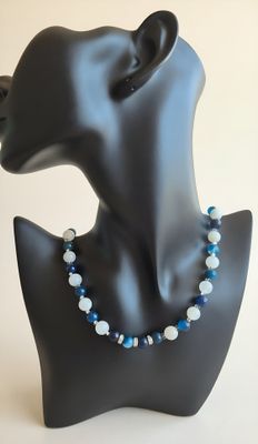 Handgefertigte Halskette aus blauem Achat & Mondstein Handgefertigte Halskette aus blauem Achat & Mondstein