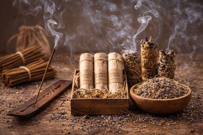 Räucherstäbchen, Kegel und Sets