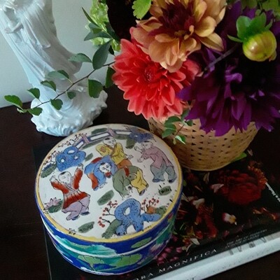 Vintage Hand-Painted Round Chinese Porcelain Trinket Box with Lid