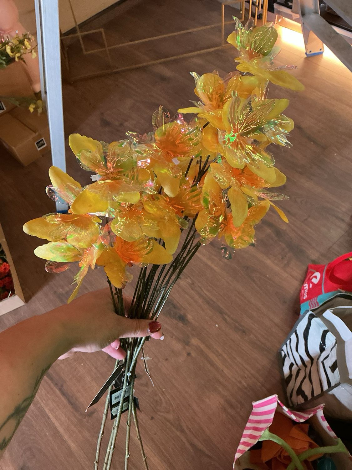 62273 Bloem geel met vlinder
