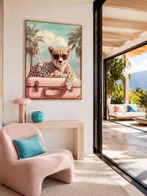 Glasschilderij cheeta met roze koffer op het strand
