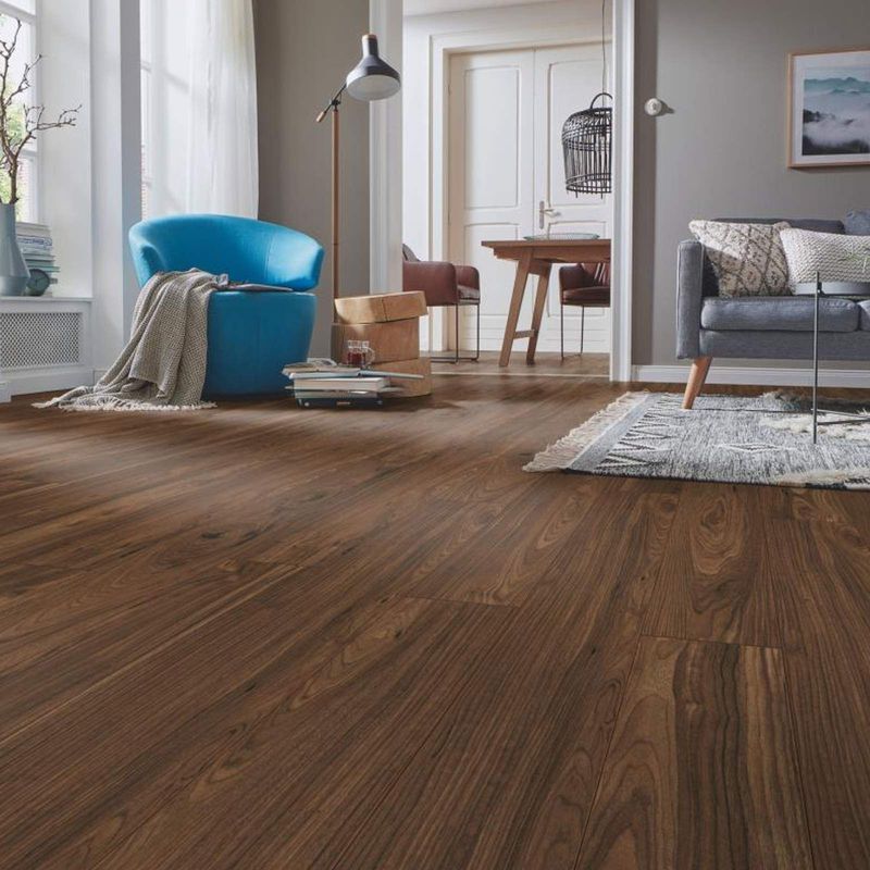 Laminat in Holzoptik in einem Wohnzimmer