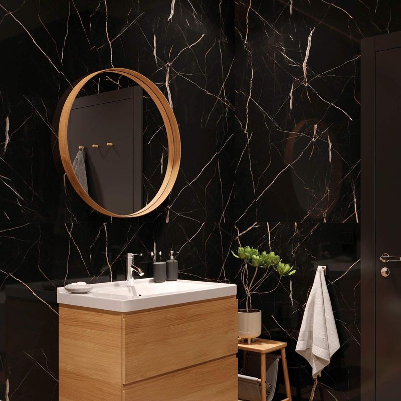 Wandpaneele in Schwarz in einem Badezimmer