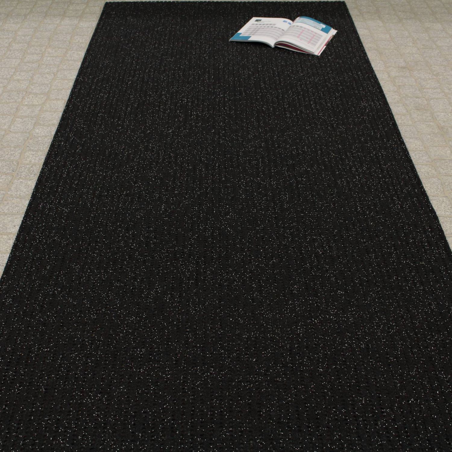 AKO Sicherheitsmatte in der Farbe Anthrazit. Auf dem Bild ist die Matte ausgerollt auf ebenem Untergrund.