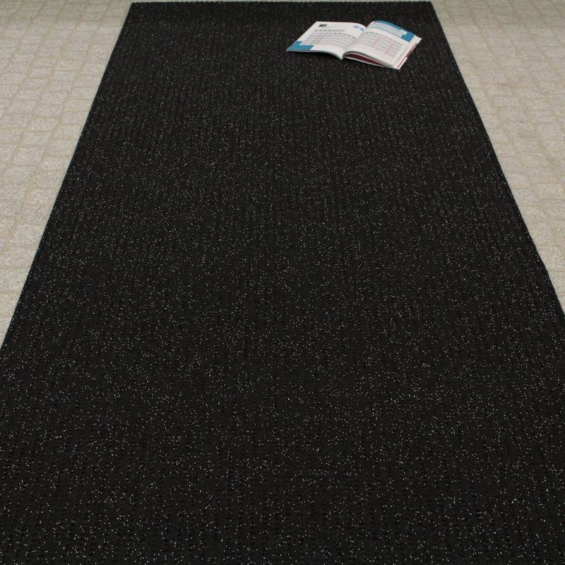 AKO Sicherheitsmatte in der Farbe Anthrazit. Auf dem Bild ist die Matte ausgerollt auf ebenem Untergrund.