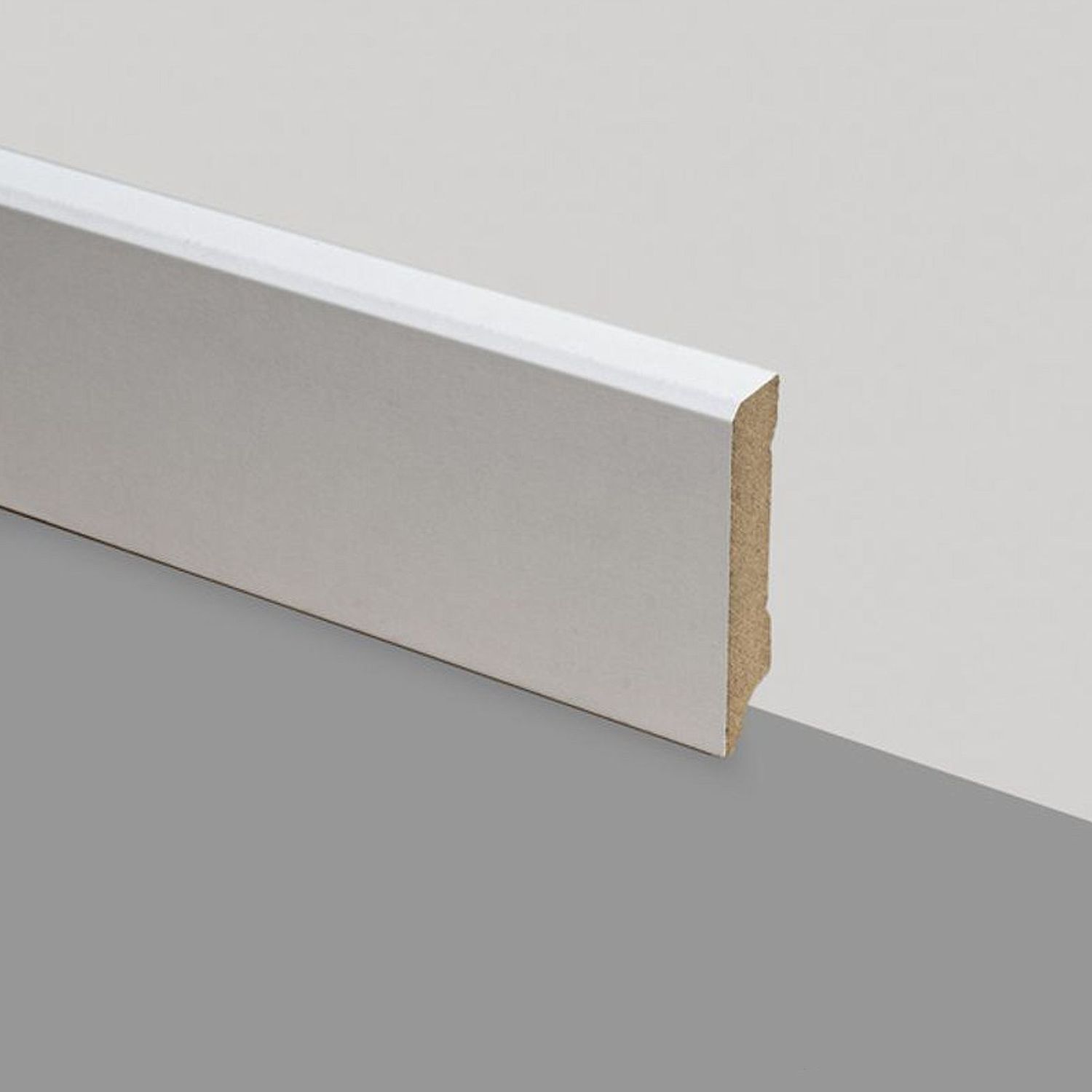 Weiße massive Sockelleiste vor einer grauen Wand