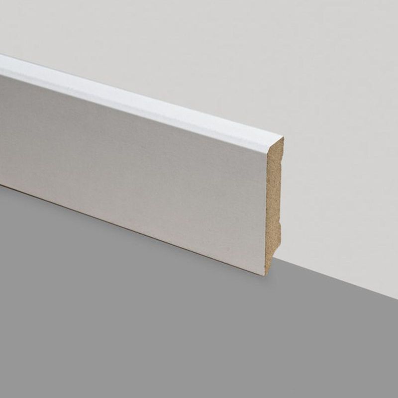 Weiße massive Sockelleiste vor einer grauen Wand