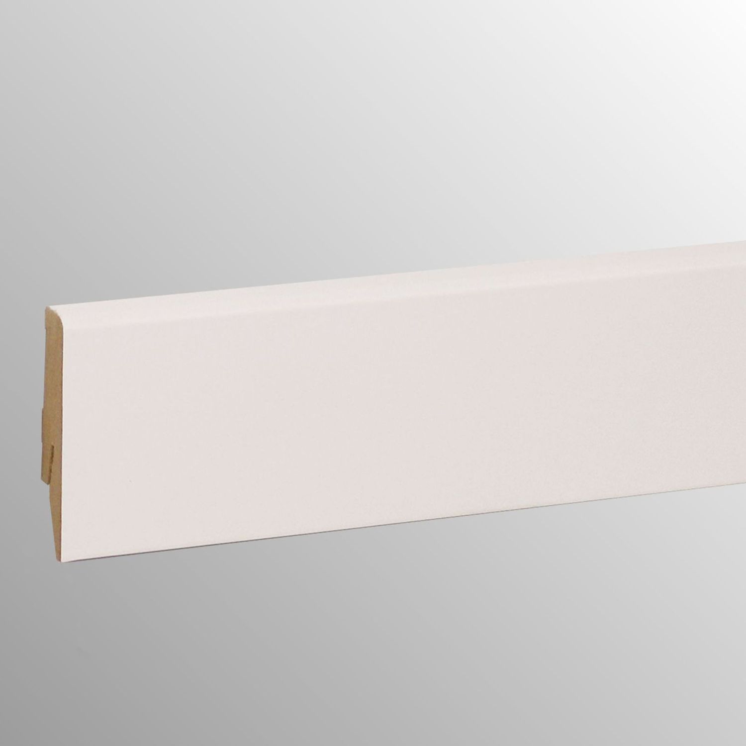 Sockelleiste aus MDF in Weiß vor einem grauen Hintergrund