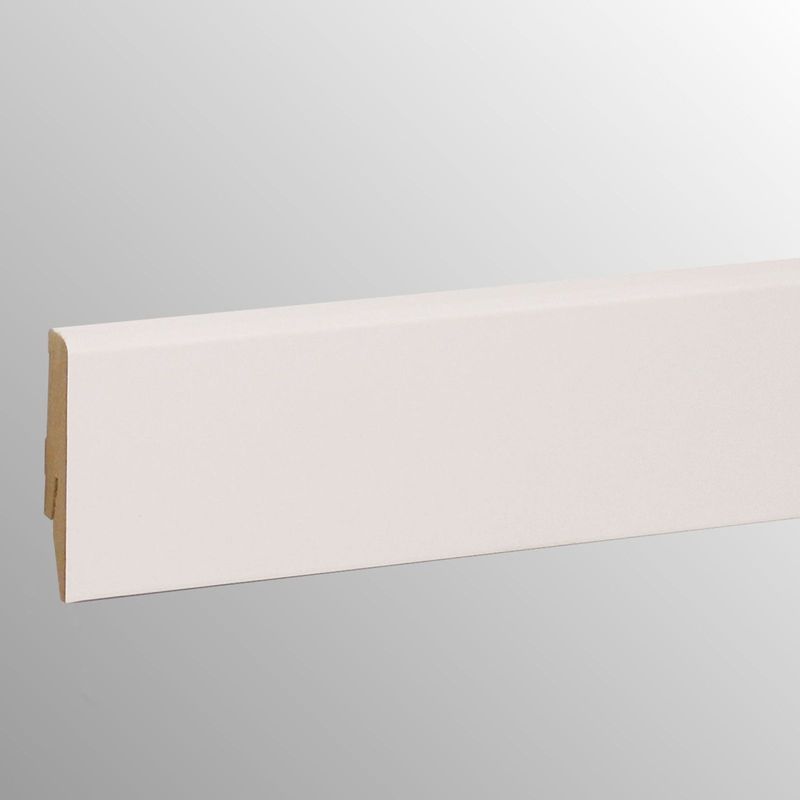 Sockelleiste aus MDF in Weiß vor einem grauen Hintergrund